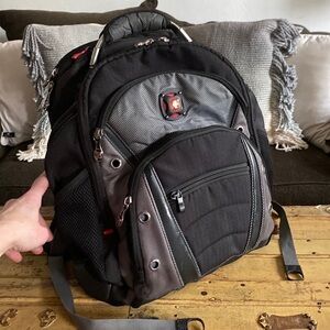 SWISSGEAR BACKPACK BLACK AND GRAY BACKPACK PADDED STRAPS ADJUSTABLE UNISEX